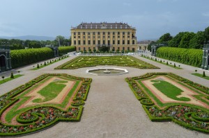 Gaerten-Schoenbrunn. https://pixabay.com/en/vienna-castle-austria-sch%C3%B6nbrunn-816960/